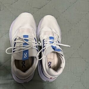 ON Women's White and Blue Athletic Shoes